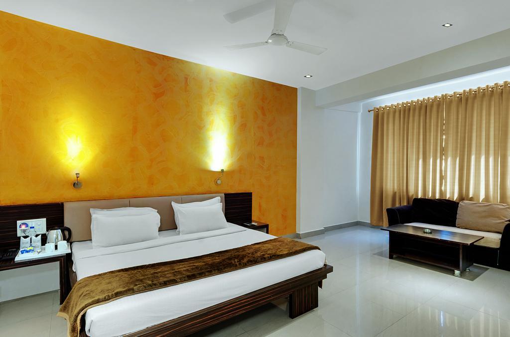 Hotel Balaji Central Ratlām Стая снимка